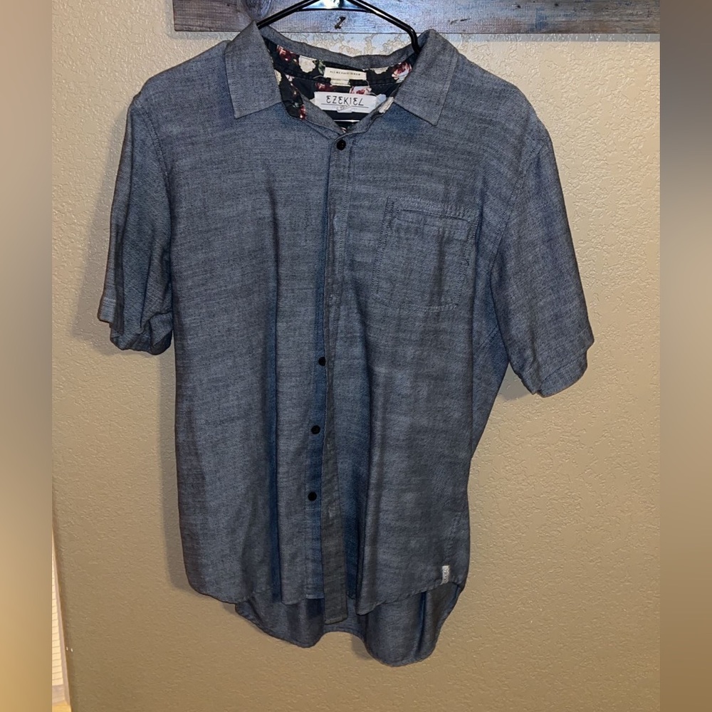 Men’s gray button up